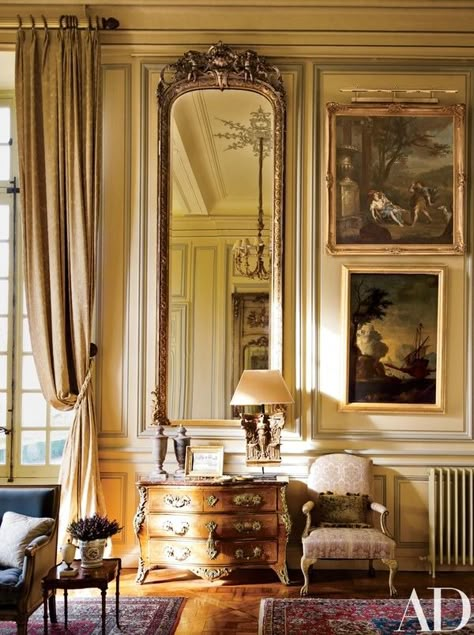 A Régence commode and Louis XIV armchair grace the same space | archdigest.com French Interior Design, American Interior, French Interior, French Country House, Elegant Interiors, French Decor, Classic Interior, A Living Room, French Country Decorating