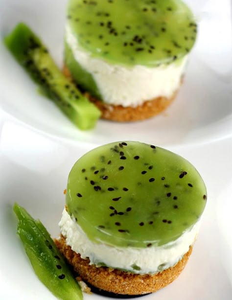 Must try this unique dessert: Kiwi Cheesecake Kiwi Cheesecake, Kiwi Dessert, Kiwi Recipes, No Bake Cheesecake Filling, Brownie Desserts, Dessert Aux Fruits, Unique Desserts, Oreo Dessert, Scrumptious Desserts