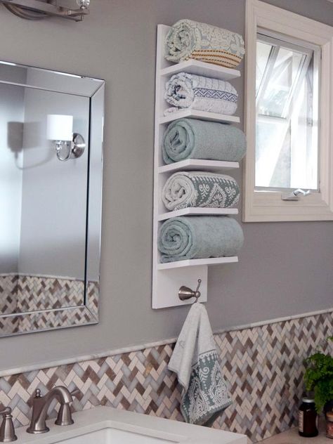 Bathroom Shelf For Towels, Master Bath Towel Storage, Diy Towel Shelf, Bath Towel Rack Ideas, Bath Towel Storage Ideas, Diy Towel Rack Bathroom, Outdoor Bench Diy, Towel Rack Ideas, Building Patio