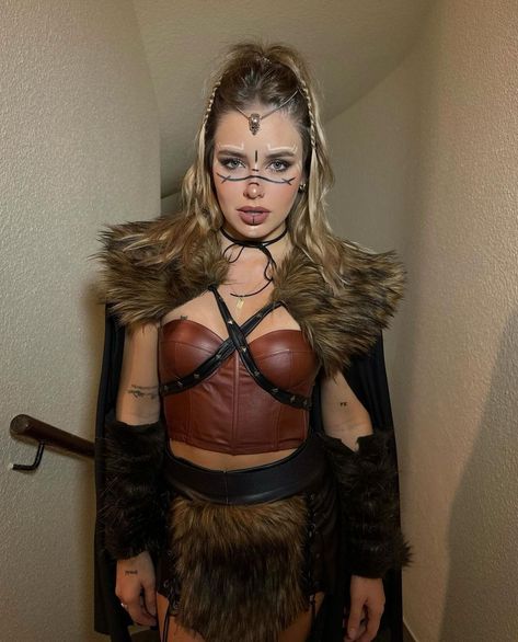 Lagertha Costume, Vikings Costume Diy, Crazy Halloween Makeup, Barbarian Costume, Viking Halloween Costume, Mad Max Costume, Vikings Halloween, Fur Costume, Fair Outfits