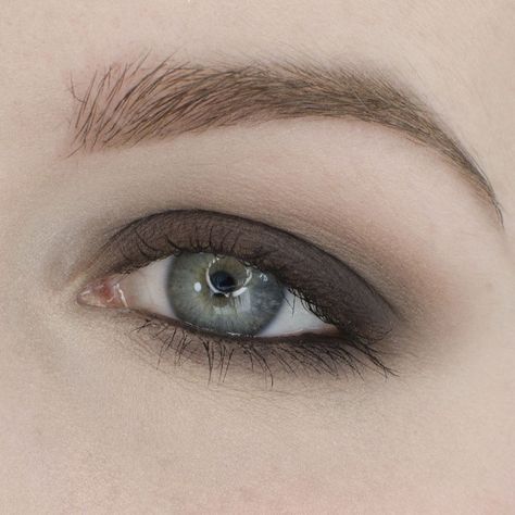 Every Day Smokey Eye, Light Black Eyeshadow, Basic Smokey Eye, Grey Eyeshadow Looks, Smokey Eye Natural, Makeup Forever Primer, Everyday Smokey Eye, Smokey Eyeshadow Tutorial, Daytime Smokey Eye