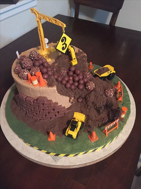 Construction Birthday Cake Boys, Dump Truck Cake Ideas, Dumptruck Birthday Cake, Construction Cake Ideas, Truck Cakes For Boys, Truck Theme Cake, Dump Truck Cupcake Cake, Kids Construction Cake, Construction Truck Cake