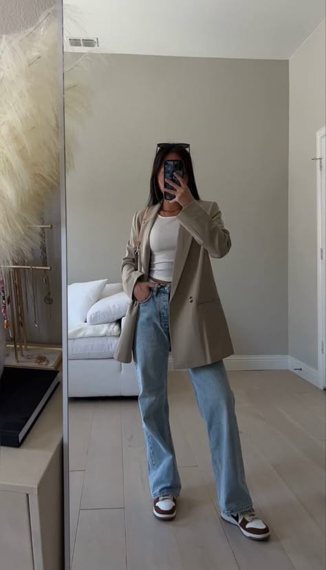 Light Wash Jeans Outfit, Light Jeans Outfit, Jeans Blazer Outfit, Jeans And Sneakers Outfit, Wash Jeans Outfit, Uni Aesthetic, Hourglass Outfits, Straight Jeans Outfit, Flare Jeans Outfit