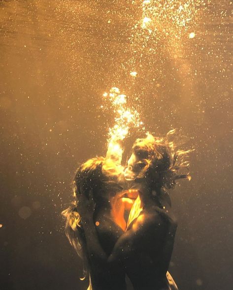 Underwater Kiss, Under The Water, Physical Attraction, Foto Art, Under Water, Cinematic Photography, Blue Life, Two People, Aesthetic Photo