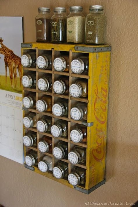 vintage wood coca cola box spice rack | VintageCocaColaCrate-DIYSpiceRack-DiscoverCreateLive Farmhouse Chic Decor Ideas, Spice Storage Solutions, Organiser Cucina, Diy Spice Rack, Vintage Crates, Tiny Room, Diy Spices, Spice Cabinet, Spice Storage