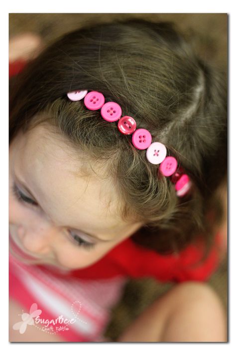 for  the girls.. Madi.. Kaiden.. Clare and Ruthie.these are just cute.. goes with the button flowers!!! Diy Button Crafts, Buttons Crafts Diy, Lalaloopsy Party, Accessoires Barbie, Button Headband, Button Ideas, Headband Tutorial, Button Craft, Diy Buttons