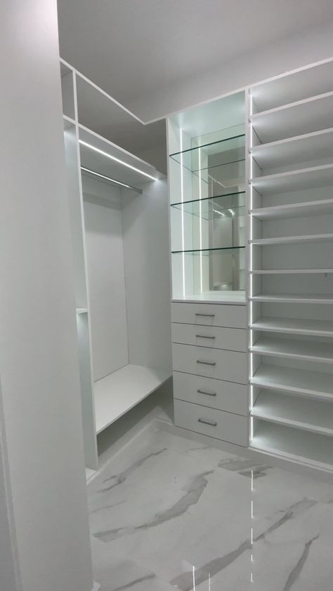 Luis | Let’s maximize the space of your small walk-in closet💛🤍 • • • #customcloset #customclosetdesign #customwork #closet #walkincloset #fyp… | Instagram Walk In Closet And Bathroom Combo, Small Walkin Closet Ideas Layout, Closet And Bathroom Combo, Small Walkin Closet, Walkin Closets Design, Small Closet Design, Master Closet Design, Modern Apartment Living Room, Custom Closet Design