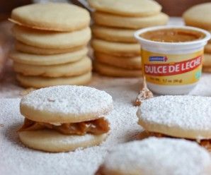 Alfajores Recipe, Colombian Desserts, Filet Mignon Chorizo, Colombian Recipes, Ecuadorian Food, Cookie Sandwich, Cookie Sandwiches, Colombian Food, Popular Desserts