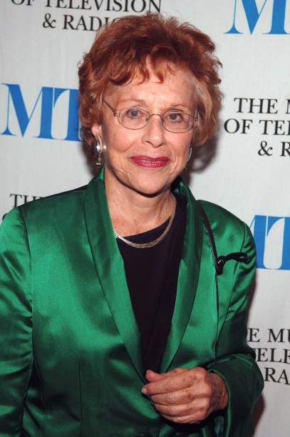 Marlene Sanders, the trailblazing and coolly, elegant TV journalist, passed away yesterday. She was also an adjunct professor of Journalism at NYU. Kickass Women, Influential People, First Tv, News Anchor, Cbs News, Tv News, My Heart Is Breaking, Latest Video, Ny Times