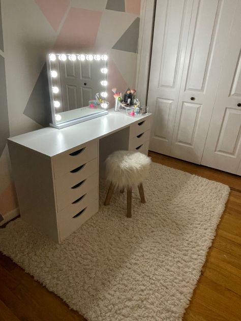 Diy Vanity Cheap, Built Vanity Ideas, Diy Makeup Vanity Cheap Bedroom, Cheap Vanity Ideas Bedroom, Cheap Vanity Desk, Diy Desk Vanity Ideas, Teen Vanity Desk, Teen Room With Vanity, Vanity For Teenage Girl