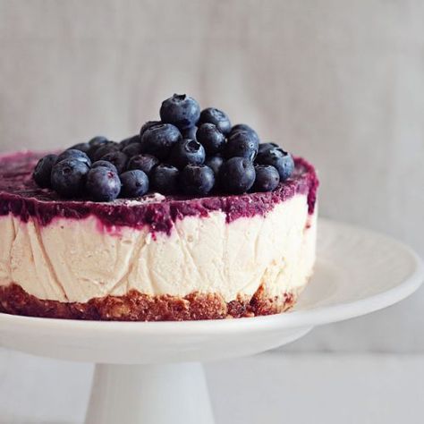 A Blueberry Raw Cheesecake For A Special Valentine | The Awesome Green Raw Vegan Cheesecake, Vegetarian Recepies, Philadelphia Torte, Raw Cheesecake, Vegan Cheesecake Recipe, Vegan Cheesecake, Vegan Blueberry, Raw Almonds, Blueberry Cheesecake