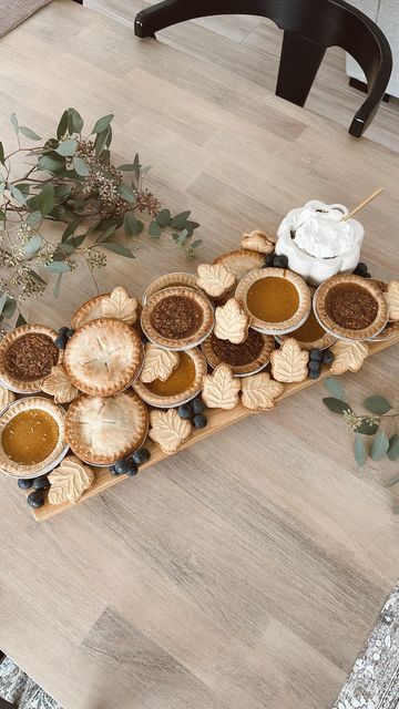 Mini Pie Platter, Thanksgiving Pie Board, Mini Pie Dessert Board, Thanksgiving Charcuterie Desert Board, Mini Pie Charcuterie Board Ideas, Thanksgiving Desserts Board, Thanksgiving Snack Board Ideas, Pie Board Ideas, Thanksgiving Charcuterie Board Ideas Dessert