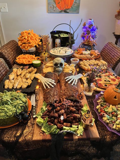 Spooky Party Food Ideas, Best Halloween Food Ideas, Spooky Movie Night Outside, Nacho Bar Halloween Party, Taco Bar Halloween Party, Halloween Party Taco Bar, Halloween Food Decor, Cheap Halloween Party Ideas Food, Halloween Party Stations For Kids