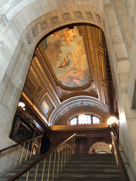 stairway with a painted ceiling in a new york city library Nyc Museums Aesthetic, New York Art Museum Aesthetic, New York Art Gallery, New York Museum Aesthetic, Fantasy New York, Nyc Museum Aesthetic, New York Old Money, Nee York Aesthetic, Nee York