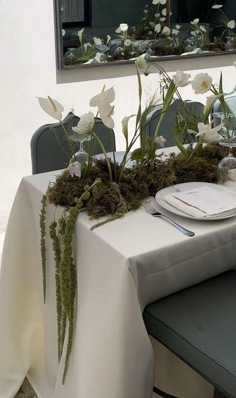 Wedding Table Settings No Flowers, Table Setup For 30 People, Moss Balls Centerpiece, Wedding Candles Table Reception Ideas, Greenery Wedding Aesthetic, Modern Centerpiece Ideas, Chic Modern Wedding Decor, Bridesmaid Table Decor, Table Decor Dinner Party