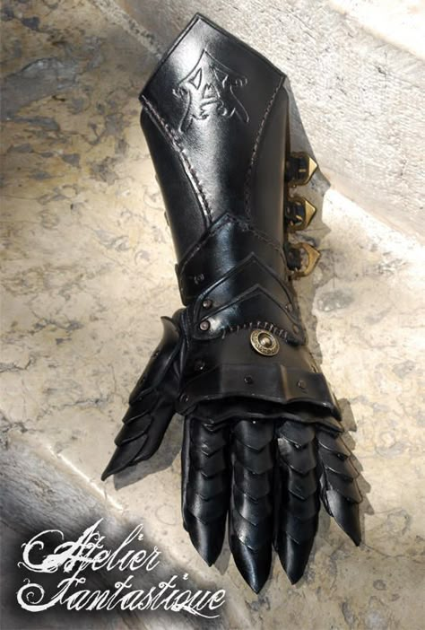 Nushem'rah articulated leather gauntlet by AtelierFantastique Leather Gauntlet, Armor Clothing, Leather Armor, Medieval Armor, Fantasy Armor, Fantasy Clothing, Character Outfits, A Drawing, Larp