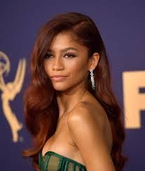 Zendaya Dyed Her Hair Red for the 2019 Emmy Awards | InStyle Balayage, Coper Hair Color, Dark Copper Brown Hair, Cinnamon Hair Colors, Burgundy Shades, Copper Brown Hair, Hair Color For Brown Skin, Pelo Color, Dark Auburn Hair