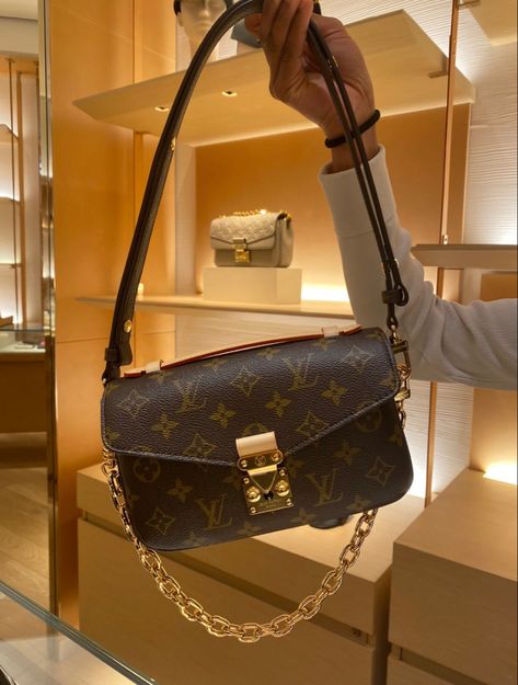 Loui Vuttion Bag, Lv Handbags Outfit, Lv Bag Aesthetic, Lv Bag Outfit, Louis Vuitton Bag Aesthetic, Lux Purse, Louis Vuitton Aesthetic, Tas Louis Vuitton, Sac Louis Vuitton