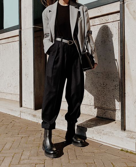 Black and Grey — MODEDAMOUR Faulkner Architects, Dark Academia Aesthetic Outfit, Academia Outfits, Est Living, Woman In Black, Academia Fashion, Androgynous Fashion, Dresses 2020, Academia Aesthetic