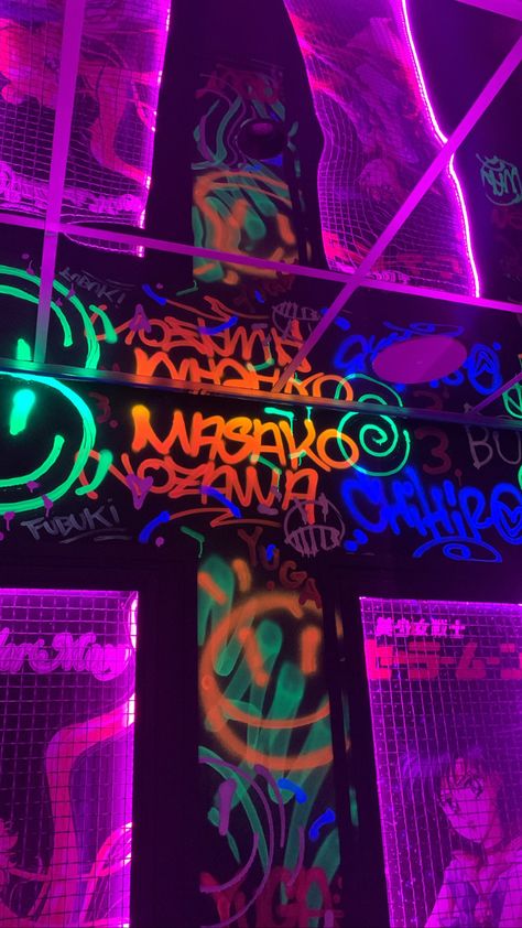 Punk Neon Aesthetic, Neon Graffiti Aesthetic, Dark Kidcore, Splatoon Aesthetic, Neon Spray Paint, Techno Design, Neon Lights Party, Neon Graffiti, Nyc Graffiti