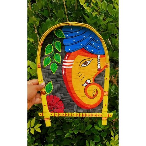 Ganesh kulo painting ideas Bamboo Basket Painting Ideas, Bamboo Tray Decor Ideas, Bamboo Soop Painting Ideas, Soop Painting Ideas, Supda Decoration, Kulo Painting Ideas, Kula Art, Kulo Painting, Kulo Art