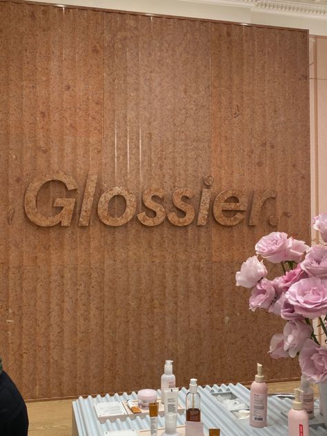 stopped by the Glossier London store for a cute pic Glossier London, Glossier Store, Best Vibes, Place Card Holders, Cafe, Table Decorations, London