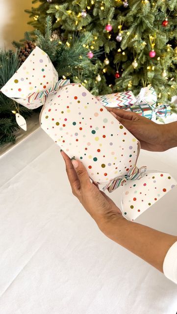 Gift Wrapping Ideas Candy Shape, Wrapping Gifts With Ribbon, Candy Shaped Gift Wrapping, How To Wrap A Gift Like A Candy, Candy Gift Wrapping Ideas, Wraping The Gifts Simple, How To Wrap A Tube Shaped Gift, Gift Wrapping Round Shape, Wrap Round Gift