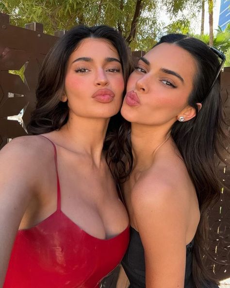 Photos from Kylie Jenner & Kendall Jenner's "Sister Work Day" in Vegas Maquillaje Kylie Jenner, Stile Kendall Jenner, Looks Kylie Jenner, Alexandra Pereira, Estilo Kylie Jenner, Kylie Jenner Makeup, Jenner Sisters, King Kylie, Kendall Jenner Outfits