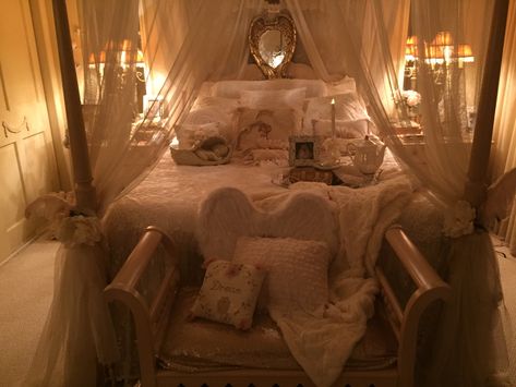 Coqqette Bedroom, Angel Core Room, Room Ideas Canopy Bed, Angelic Bedroom, Angelcore Bedroom, Angelic Room, Dreamy Bedrooms Aesthetic, Romantic Vintage Bedroom, Romantic Vintage Bedroom Ideas