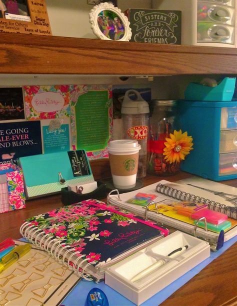 School Supplies for Spring Semester - Bowtiful Life Desk Pictures, Desk Organization College, Organization Desk, College Dorm Organization, College Desk, College Necessities, Dorm Desk, College Dorm Desk, Spring School