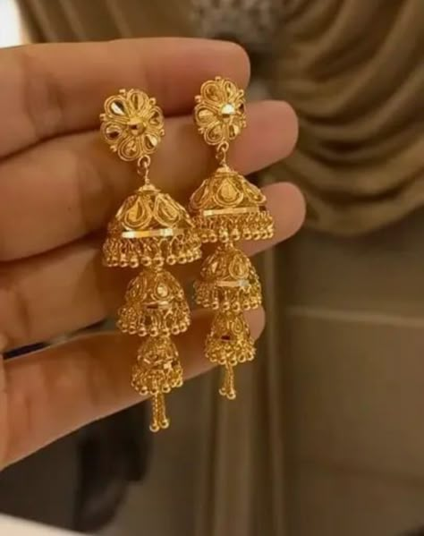 Bridal Jhumkas Gold, Zumka Design Gold, Gold Jumkas Design, Gold Jhumka Earrings Bridal, Jhumki Designs Gold, Gold Jhumka Designs, Gold Jewelry Prom, Gold Earrings For Kids, Unique Gold Jewelry