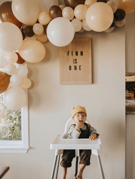 Bear themed neutral winter first birthday! Winter First Birthday, Simple First Birthday, Boys 1st Birthday Party Ideas, Outdoors Birthday Party, Teddy Bear Birthday, 1st Birthday Photoshoot, Baby Birthday Themes, Simple Birthday Decorations, One Year Birthday