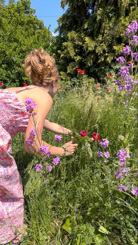 Spring Dress Picture Ideas, Photo Ideas Flowers Field, Mood Board Pics Aesthetic, May Girl Aesthetic, Flower Garden Pictures With People, Spring Instagram Aesthetic, Flower Dresses Aesthetic, Floral Girl Aesthetic, Season Aesthetic Spring