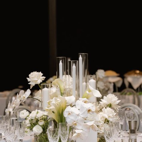 Modern Elegant Centerpieces, Wedding Centrepiece Vase, Modern Wedding Tablescape, Sydney Fireworks, Wedding Table Deco, White Table Setting, Modern Wedding Centerpieces, Table Florals, White Floral Centerpieces