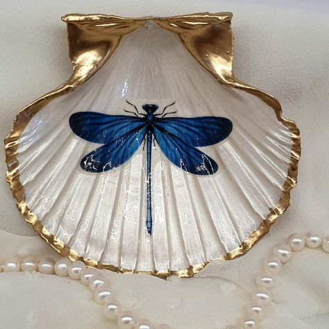 Locally sourced Devon scallop shell with beautiful blue Dragonfly design Seaglass Crafts, Scallop Shell Craft, Shell Decoupage, Decoupage Painting, Seashell Art Diy, Deco Marine, Newton Abbot, Art Coquillage, Oyster Shell Crafts