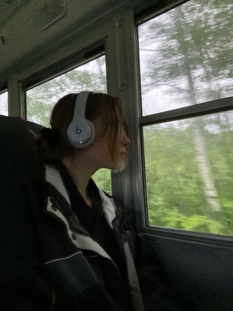 Introvert Girl, Girl With Headphones, 사진 촬영 포즈, Looking Out The Window, Foto Poses, Music Aesthetic, Foto Ideas Instagram, School Motivation, School Bus