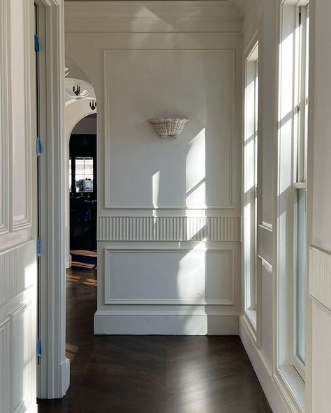 Jess Weeth (@weethhome) • Instagram photos and videos Wallpaper In Paneling, Modern Millwork Details, Ceiling Detail Ideas, Wall Inlet Decor, Corner Molding Ideas, Arch Wall Moulding Ideas, Arched Moulding Wall, Arched Wall Moulding, Interior Molding And Trim