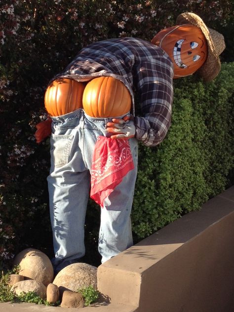 Pumpkin Yard Decorating Ideas, Scarecrow Competition, Scarecrow Ideas, Pumpkin People, Diy Yard Decor, Creepy Halloween Costumes, Spooky Spooky, Garden Art Diy Easy, Clown Halloween