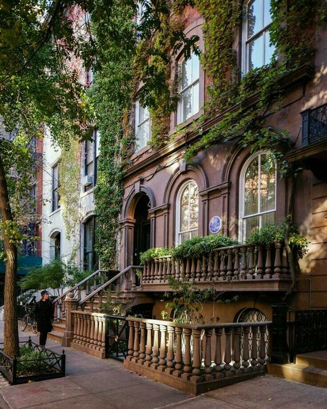 Townhouse Neighborhood, Townhouse Aesthetic, Boston Townhouse, Brownstone Townhouse, Townhouse Architecture, Brownstone Interiors, Nyc Brownstone, Greenwich Village Apartment, Future Mansion