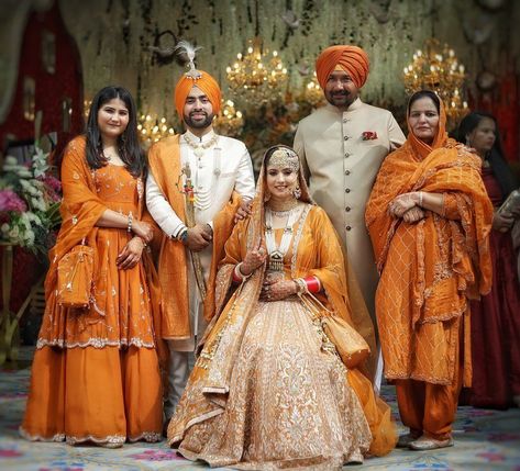 Wedding Portraits Family, Veere Di Wedding, Sikh Bride, Family Wedding Photos, Wedding Photoshoot Poses, Bridal Poses, Indian Photography, Photo Poses For Couples, Bride Squad