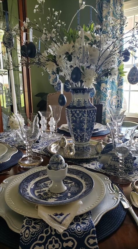 Delft Table Decor, Blue And White China Dining Room, Blue And White China Kitchen, Decorating With Blue Willow, Blue Willow Wedding Table Settings, Blue Dishes Table Setting, Chinoiserie Table Setting, Blue Willow Tablescapes, Table Settings Blue