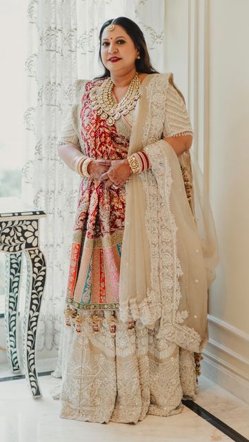 Lehnga For Mothers, Indian Mom Wedding Outfits, Lehenga Designs For Mothers, Bridal Mom Dress Indian, Mother Of The Bride Lehenga, Two Dupatta Draping Styles, Bride Mom Dress Indian, Saree For Mom Indian Weddings, Groom Mother Outfit Indian