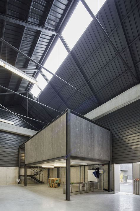 Modern Warehouse Interior, Wearhouse Design, Warehouse Design Ideas, Industrial Warehouse Office, Small Warehouse Design, Cool Warehouse, Warehouse Gallery, Warehouse Office Design, Black Warehouse