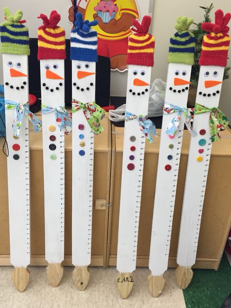 Quick, cheap and easy Christmas present from student to make for parents!  Snowman snow gauges! Made out of picket fence posts, glove, Google eyes, pompoms, buttons and a glue gun. Christmas Present Ideas For Class From Teacher, Fence Post Snowman, Snowman Picket Fence Craft, Fence Picket Snowman, Christmas Gifts From Students, Parent Christmas Gifts From Students, Parent Christmas Gifts, Fence Post Crafts, Easy Christmas Presents