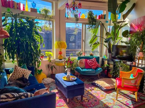 Colourful Loft Apartment, Small Colourful Apartment, Colourful Appartement, Colorful House Design, Simple Colorful Interior Design, Apartment Colors Ideas, Living Room Inspo Colorful, Colorful Loft Apartment, Colourful Apartment Aesthetic