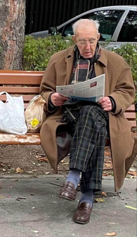 Cool Old Men Style, Cool Grandpa Aesthetic, Random People Reference, Stylish Old People, Grandpa Reference, Old Grandpa Aesthetic, Old Men Reference, Old Fashioned Suits Men, Humans Of New York Photography