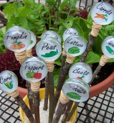 garden labels ideas Garden Plant Markers, Garden Labels, Gem Crafts, Aquaponics System, Garden Markers, Plant Markers, Glass Gems, Veggie Garden, Garden Crafts