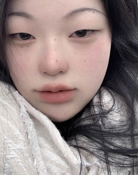 Body Moles Aesthetic, Moles On Face, Monolid Eye Makeup, Monolid Eyes, Creative Senior Pictures, Monolid Makeup, Asian Makeup Looks, Chinese Makeup, Nose Drawing