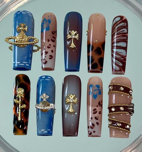 Denim x western x Y2K freestyle 🐆🌸🪐 . . . #pressonnails #denimnails #y2knails #westernails #bluenails #brownnails #auranails #goldnails #cheetahnails #leopardnails Bb Belt Nails, Denim Nails Ideas, Western Inspired Nails, Belt Nails, Nessa Nails, Acrylic Nail Designs Coffin, Western Nails, Cheetah Nails, Short Almond