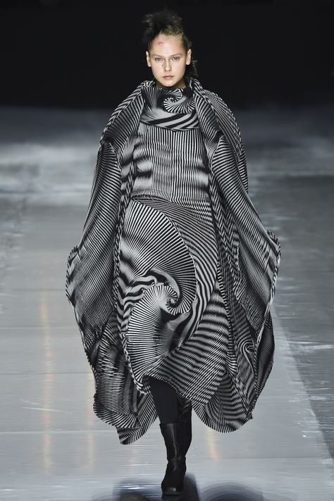 Sculptural Fashion - monochrome dress with striped & sculpted pleats // Issey Miyake Fall 2016 Issey Miyake Dress, Miyake Dress, Sculptural Fashion, Coat Suit, 3d Fashion, Issey Miyake Women, Black And White Dress, Op Art, Fall 2016